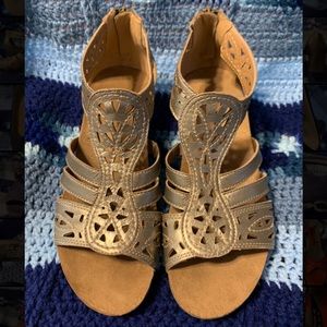 Sliver earth origins wedge sandals size 9